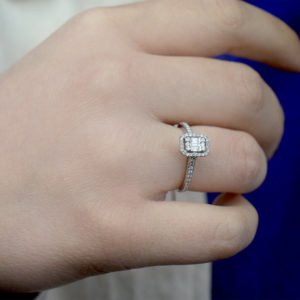 Modern Tasarım 0.32 Ct Baget Kare Tektaş Yüzük