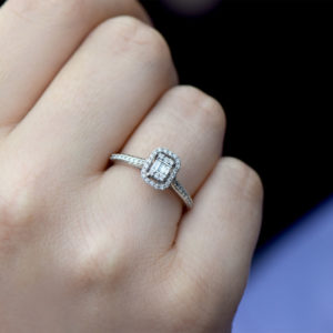 Modern Tasarım 0.35 Ct Baget Kare Tektaş Yüzük