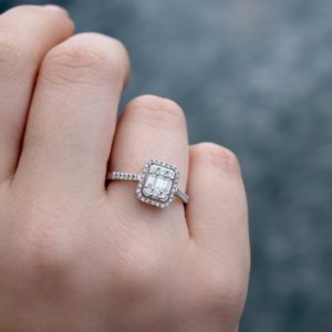 0.60 Ct Modern Tasarım Baget Kare Tektaş Yüzük 18K