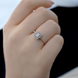 0.35 Ct. Modern Tasarım Baget Kare Tektaş Yüzük