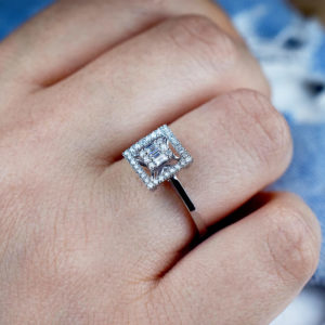 0.35 Ct .Baget Pırlanta Kare Tektaş Yüzük Modern Tasarım