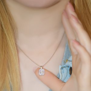0.30 Ct Modern Tasarım Baget Kare Tektaş Kolye