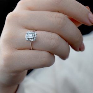 0.15 Ct. Modern Tasarım Baget Kare Tektaş Yüzük