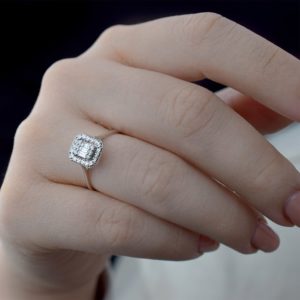 0.15 Ct. Modern Tasarım Baget Kare Tektaş Yüzük
