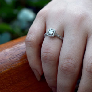 0.17 Ct. Modern Tasarım Baget Pırlanta Yüzük