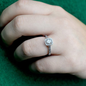 0.17 Ct. Modern Tasarım Baget Pırlanta Yüzük