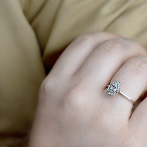 0.06 Ct. Modern Tasarım Baget Pırlanta Yüzük