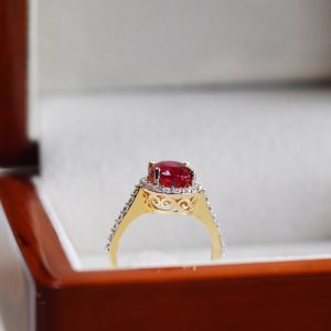 Oval Kırmızı Taşlı Altın Yüzük