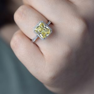 Pırlanta ve Sarı Topaz Baget Kesim Tektaş Yüzük
