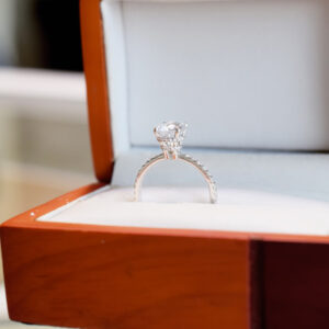 2.12 Ct Kenarı Taşlı Pırlanta Topaz Tektaş Yüzük