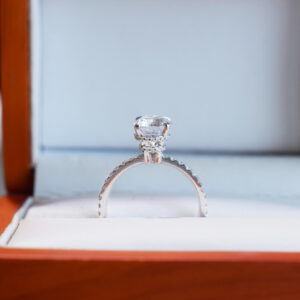 2.12 Ct Kenarı Taşlı Pırlanta Topaz Tektaş Yüzük