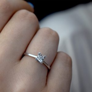 0.06 Ct. Kare Tektaş Pırlanta Yüzük