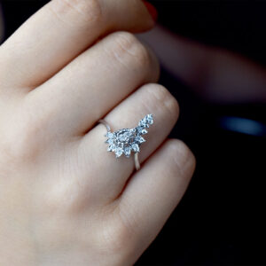 0.13 Ct. Damla Taç Modern Tasarım Pırlanta Yüzük