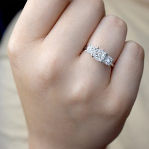 0.25 Ct. Üç Taş Pırlanta Yüzük